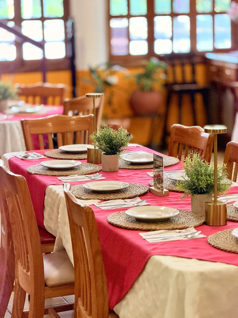 Mesa larga con familia en el comedor de La Calle